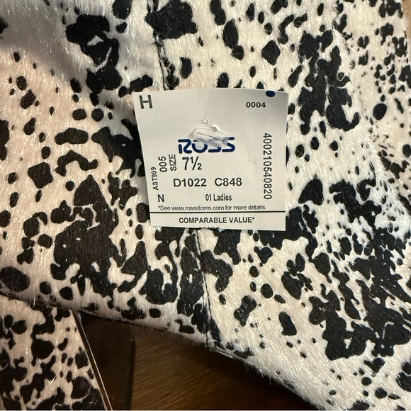 XOXO NWT Black & White Spotted Dalmatian Faux Calf Hair Chunky Heel Booties 7.5 - Picture 2 of 10